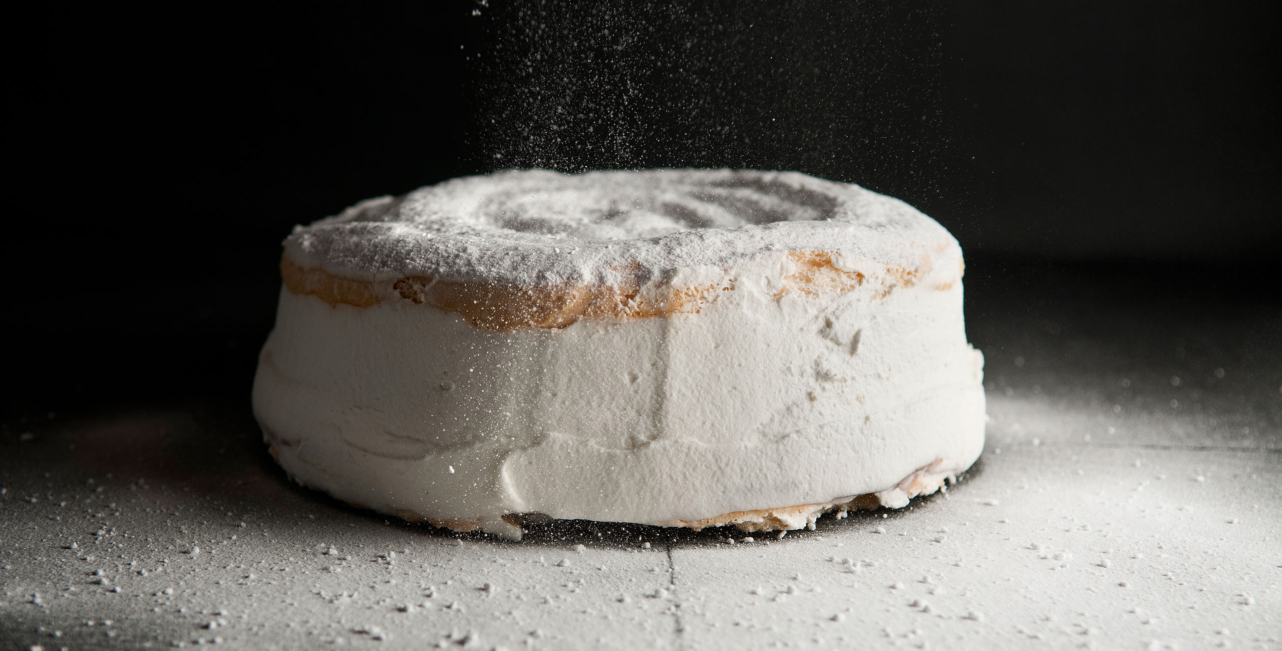 Imagen de una fotografia de estudio de una tarta de nata para las fotografías gastronómicas de Fotografika Studio