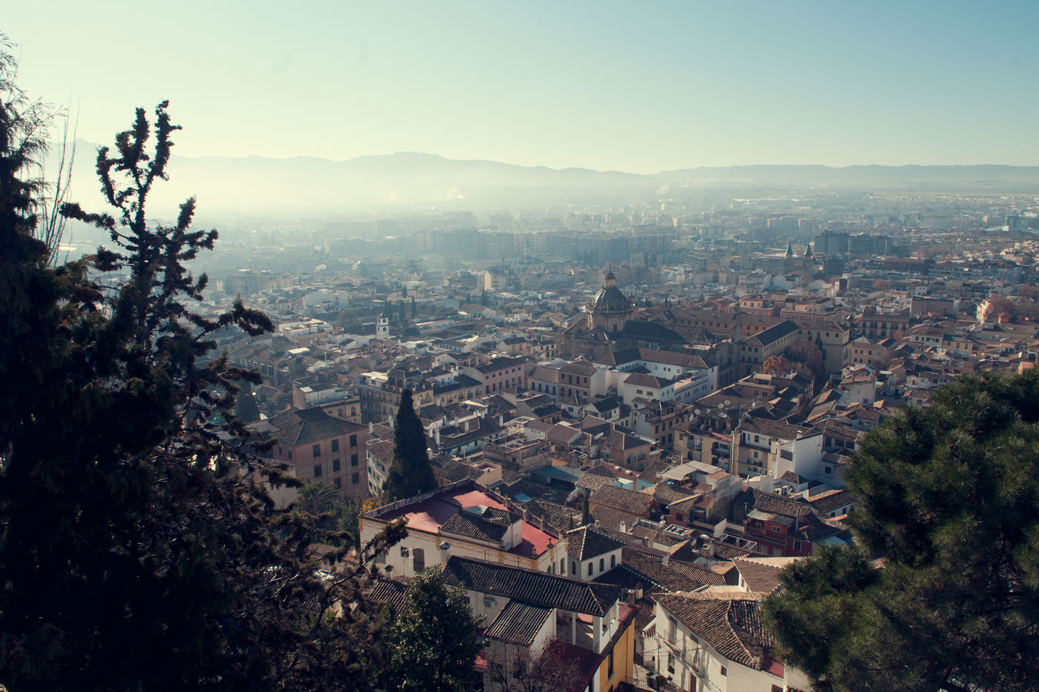 FOtografía de una vista de Granada desde la Torre de la Vela de ranada.