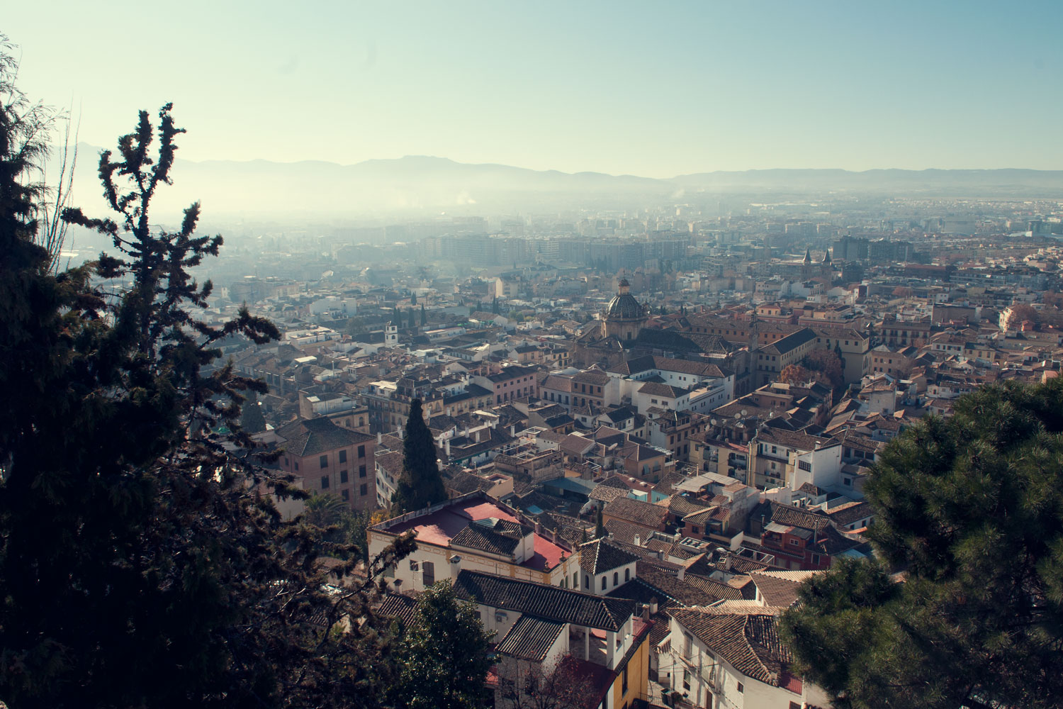FOtografía de una vista de Granada desde la Torre de la Vela de ranada.